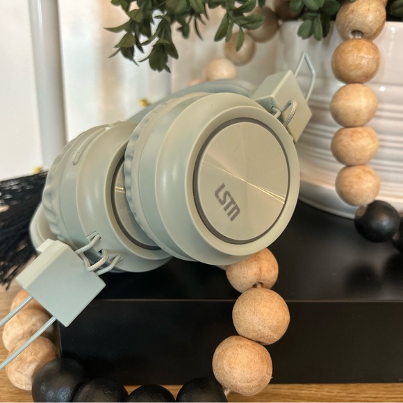 Jilly Box: LSTN wireless headphones with charger cable and wire connection. - Picture 4 of 5